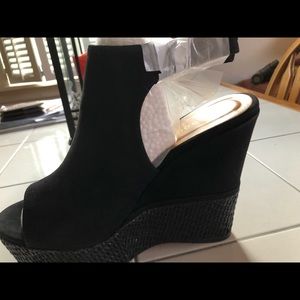 Black wedges